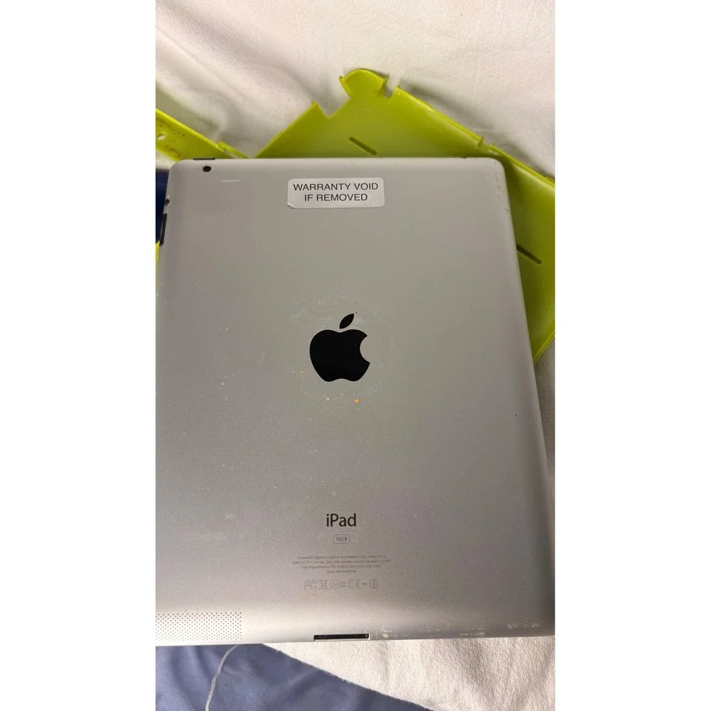 Apple Bundle MacBook A1181 Black 2007 & iPad A1395 16GB Silver Lot of 3 Tech